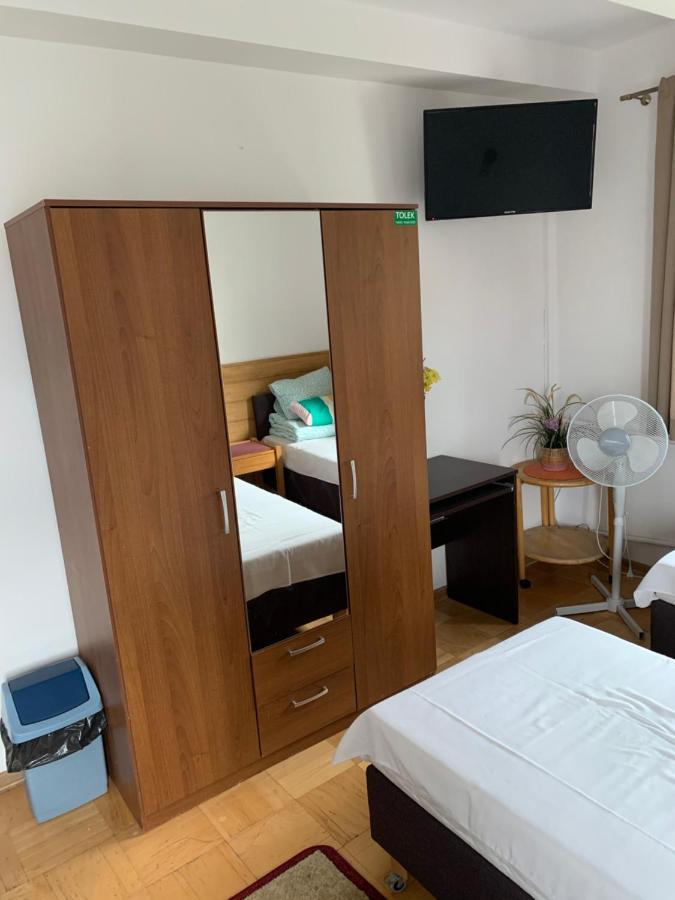 Kwatery Pracownicze Tolek Varšava Exteriér fotografie